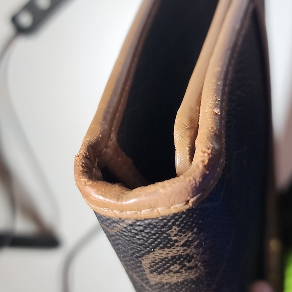 Christian Dior Honeycomb shoulder. The snap button have to press hard to snap - Picture 14 of 16